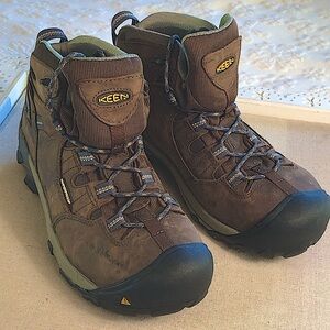 Keen Woman’s Targhee Waterproof Hiking Boots. Mid Height. Woman’s Size 10